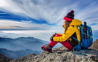 femme assise en face d'une montagne