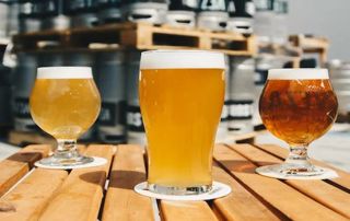 trois verres de bière sur une table