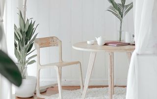 chaise et petite table ronde en bois clair