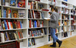 femme devant une étagère de livres