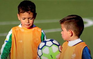 jeunes garçons avec un ballon de foot