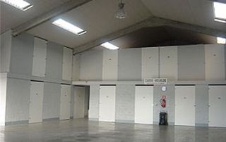 garde-meuble aux portes blanches