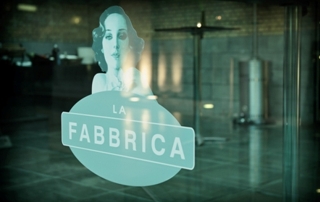 Logo de La Fabbrica apposé sur une porte en verre
