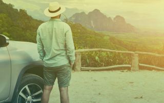 homme à côté d'une voiture