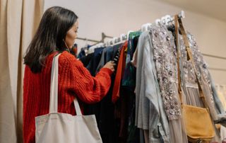 femme dans une boutique de seconde main