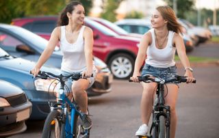 deux jeunes filles à vélo