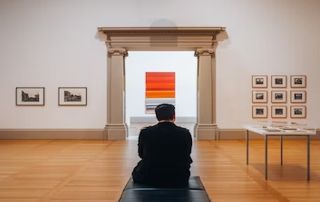 visiteur assis dans un musée