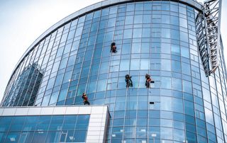 photo de laveurs de vitres sur immeuble