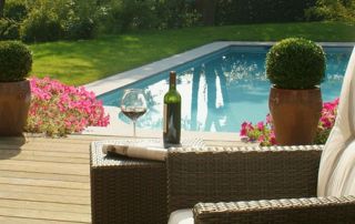 piscine au bord d'une terrasse en bois