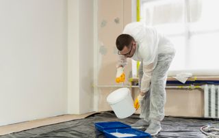 peintre qui prépare son chantier
