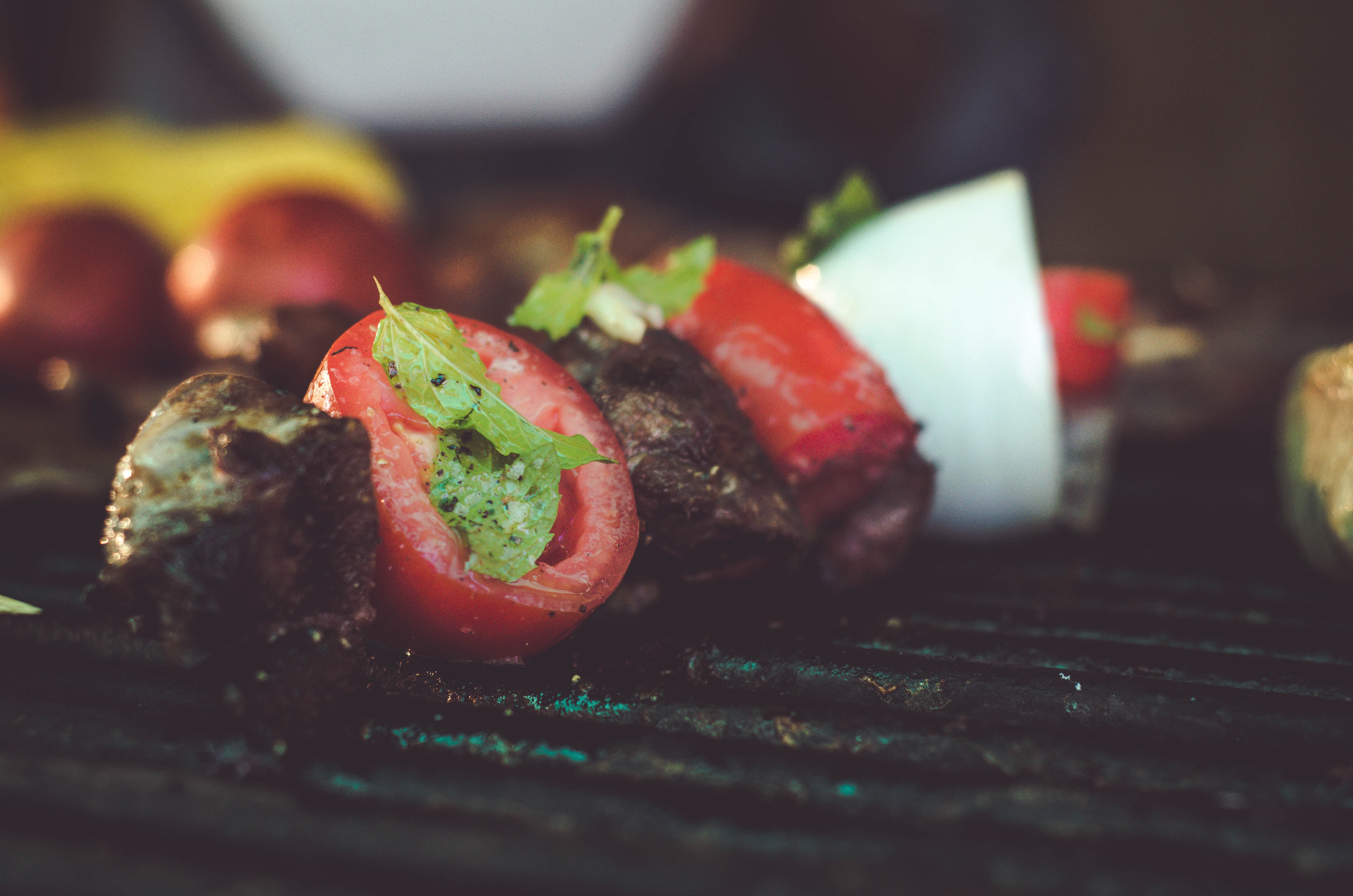 Brochette sur le grill avec tomates