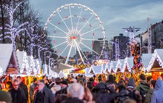 marché de Noël devant la grande roue