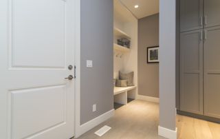 porte intérieur blanche avec mur gris