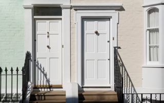deux portes blanches