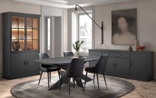salle à manger avec meubles gris foncé