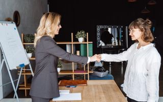 deux femmes se serrant la main