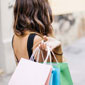 femmes avec sacs de shopping