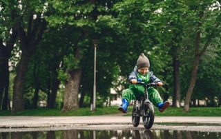 enfant qui roule à vélo dans un parc