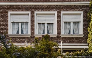 Façade avec 3 fenêtres et des stores blancs