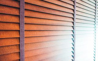 Stores bruns en bois