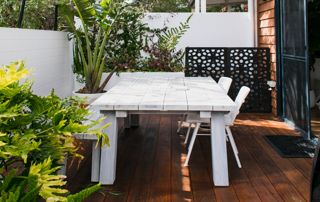 Terrasse en bois avec table blanche