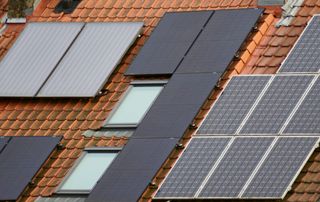 toit en pente avec panneaux solaires