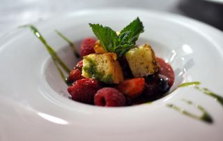 brioche et sauce aux fruits rouges