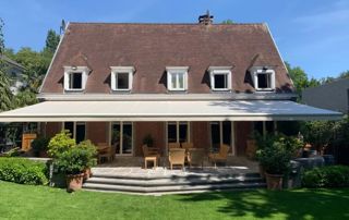 Tente solaire installée sur une maison