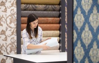 Vendeuse dans un magasin de tapis