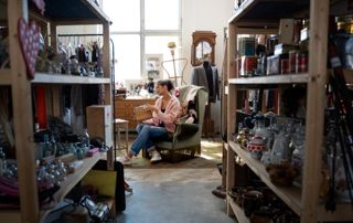 Étagères avec objets et femme au milieu